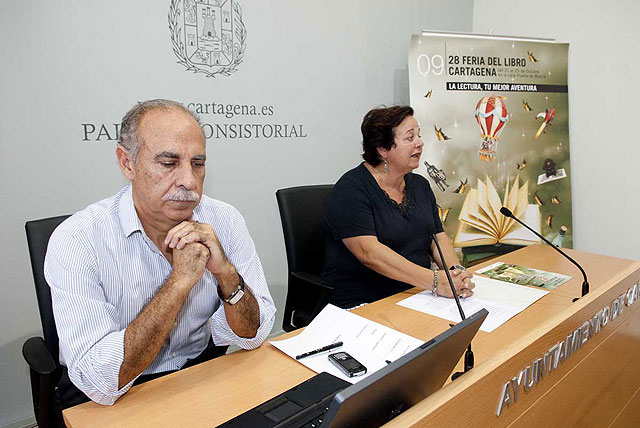 Álvaro Pombo, Paco Roca, Manuel Vincent y Ángela Vallvey, en la Feria del Libro 2009 - 3, Foto 3