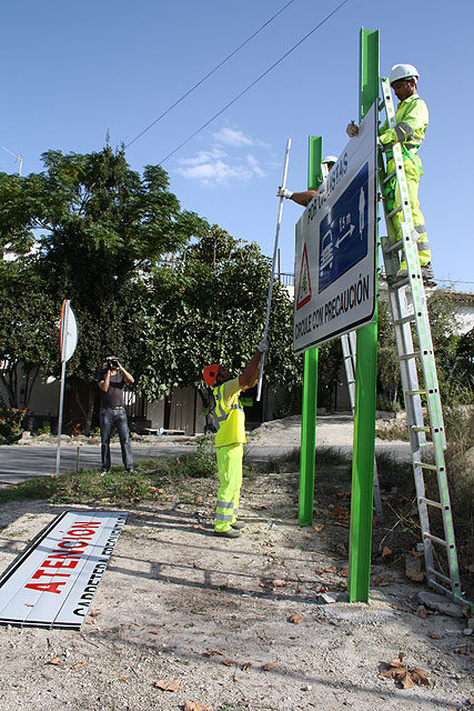 Los técnicos de la Dirección General de Transportes y Puertos instalan la última señal del circuito de ciclo-seguridad, Foto 1