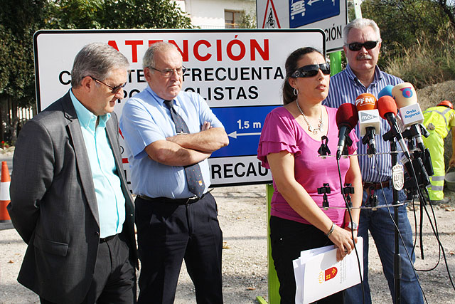 La directora general de Transportes y Puertos, Carmen Sandoval, acompañada por los alcaldes de Caravaca de la Cruz, Domingo Aranda; Cehegín, José Soria; y Moratalla, Juan Llorente, visita el nuevo circuito de la ruta ciclo-segura que el Ejecutivo regional ha desarrollado en la Comarca del Noroeste, Foto 2