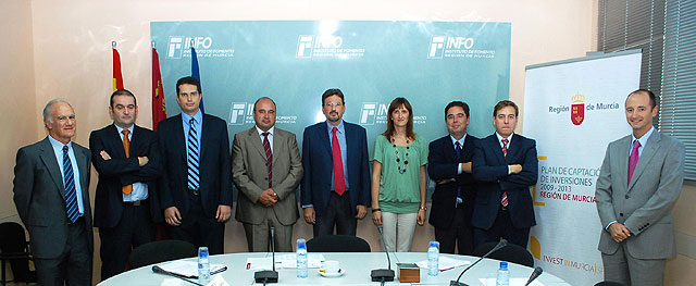 El director del Info, Juan José Beltrán, junto a los representantes empresariales del sector de la electrónica y de tecnologías de la información y la comunicación participantes en la segunda reunión del Investor Café, Foto 1