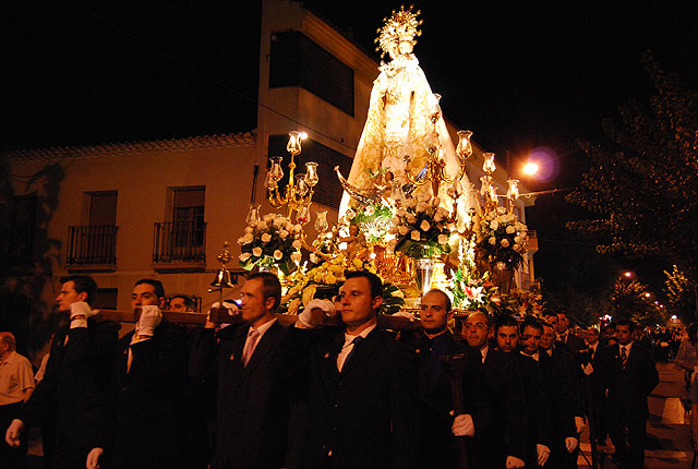 La imagen de Nuestra Señora del Rosario procesionó por las calles de la localidad, Foto 1