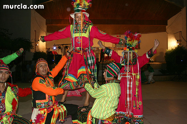 El “Festival de danza y folclore” congrega a un numeroso público de distintas nacionalidades y localidades de la región de Murcia, Foto 1