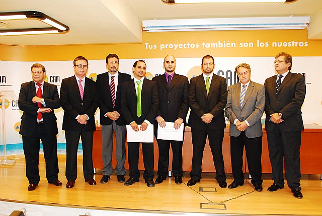 De izquierda a derecha, el director de Área de EOI, Juan Montero, el director del INFO, Juan José Beltrán, los emprendedores galardonados, Antonio Sierra, Juan Antonio Pietro y Jaime Fernández Caro, el presidente territorial de la CAM, Ángel Martínez, y el decano del Colegio de Economistas de la Región de Murcia, Ramón Madrid, Foto 2
