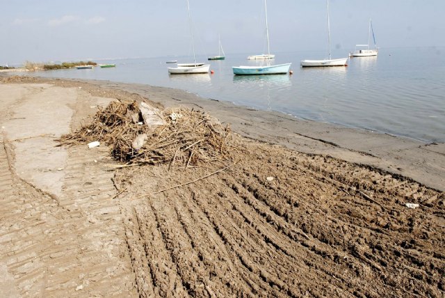 Sacan de la playa de Los Urrutias 624 toneladas de residuos arrastrados por las lluvias - 1, Foto 1