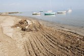 Sacan de la playa de Los Urrutias 624 toneladas de residuos arrastrados por las lluvias