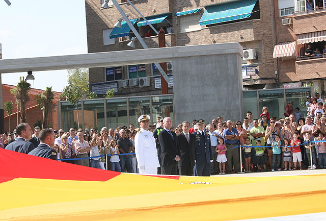 Valcárcel apela al simbolismo de la bandera española como “suma de sentimientos” y de “unión de los españoles” - 1, Foto 1