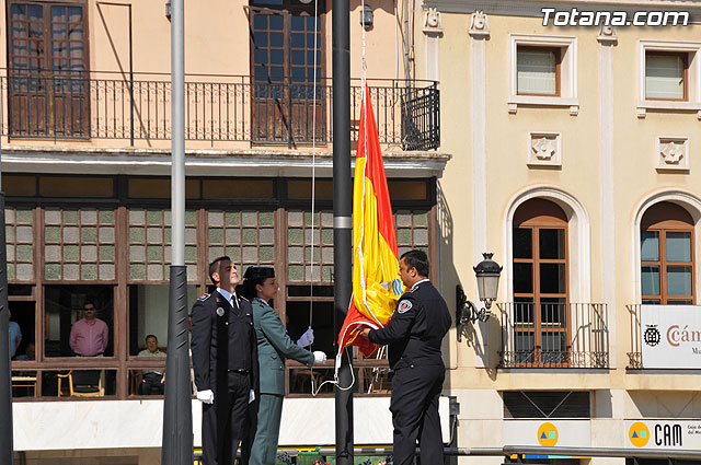 Autoridades civiles y militares presiden el acto de homenaje a la bandera de España con motivo de la festividad del Pilar, patrona de la Guardia Civil, Foto 1