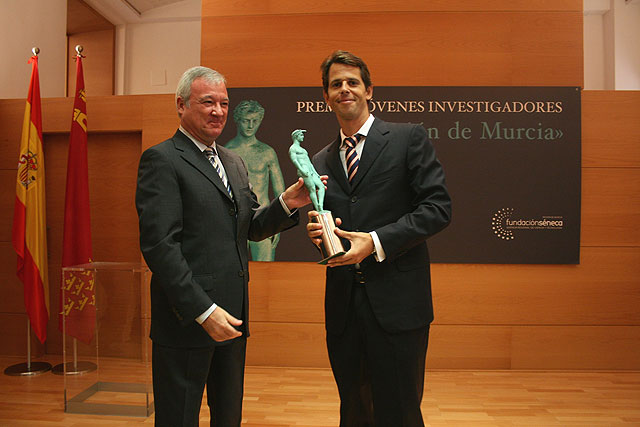 Valcárcel resalta la apuesta por la inversión en I+D+i y la excelente formación de los jóvenes investigadores murcianos - 1, Foto 1