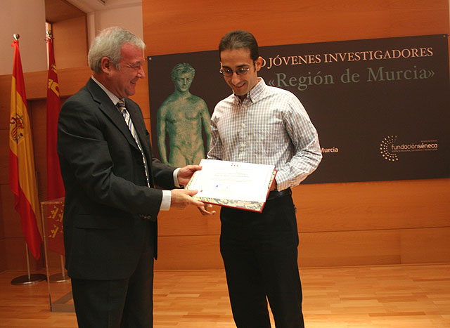 Valcárcel resalta la apuesta por la inversión en I+D+i y la excelente formación de los jóvenes investigadores murcianos - 2, Foto 2