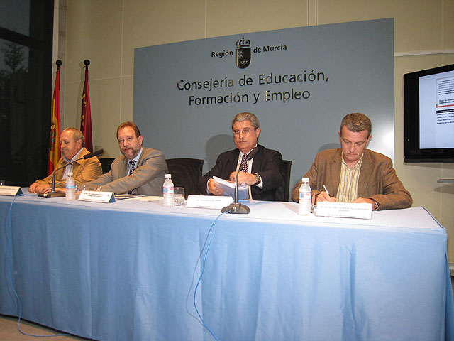 El consejero de Educación, Formación y Empleo, Constantino Sotoca, en la presentación de campaña informativa sobre la economia sumergida, acompañado (de derecha a izquierda) por el secretario general de CCOO, Daniel Bueno,el presidente de CROEM, Miguel del Toro y el Secretario general de UGT, Antonio Jiménez, Foto 1