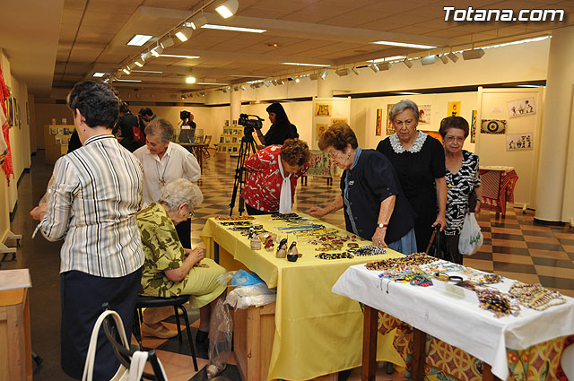 La concejal de Cultura inaugura la exposición misionera y venta de artesanía de las hermanas misioneras combonianas, Foto 1