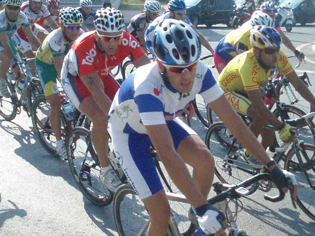 Jose Luis Ríos, del Club Ciclista Santa, disputa el sprint y sube al podium en la carrera de las fiestas de Puente Tocinos 2009, Foto 1