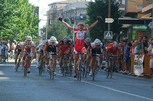 Jose Luis Ríos, del Club Ciclista Santa, disputa el sprint y sube al podium en la carrera de las fiestas de Puente Tocinos 2009 - 2, Foto 2