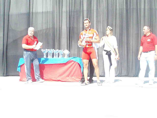 Jose Luis Ríos, del Club Ciclista Santa, disputa el sprint y sube al podium en la carrera de las fiestas de Puente Tocinos 2009 - 3, Foto 3