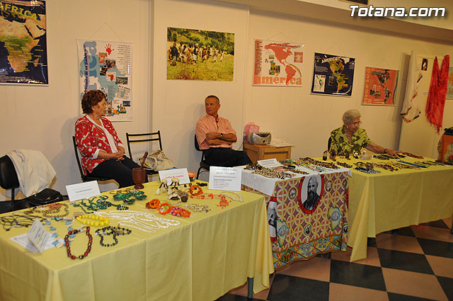 La concejal de Cultura inaugura la exposicin misionera y venta de artesana de las hermanas misioneras combonianas - 1
