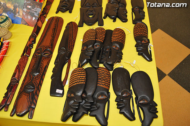 La concejal de Cultura inaugura la exposicin misionera y venta de artesana de las hermanas misioneras combonianas - 10