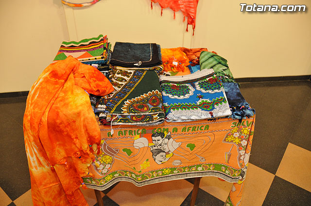 La concejal de Cultura inaugura la exposicin misionera y venta de artesana de las hermanas misioneras combonianas - 8