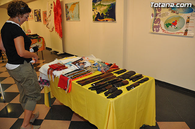 La concejal de Cultura inaugura la exposicin misionera y venta de artesana de las hermanas misioneras combonianas - 9