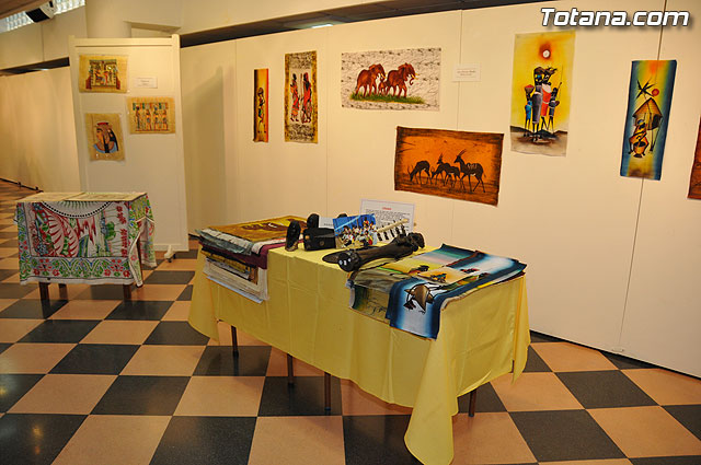 La concejal de Cultura inaugura la exposicin misionera y venta de artesana de las hermanas misioneras combonianas - 12