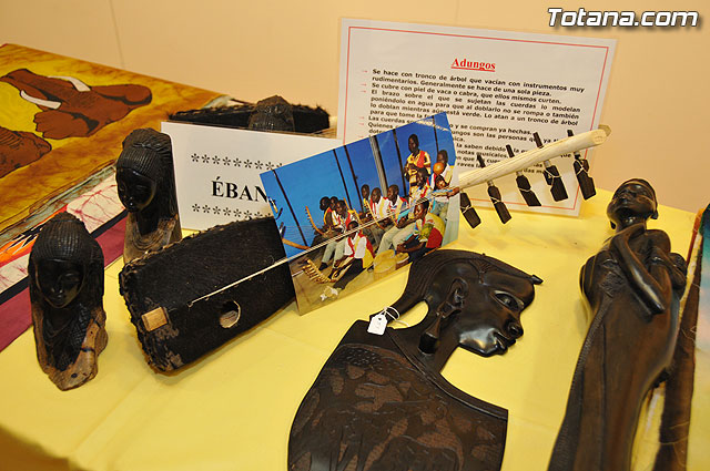 La concejal de Cultura inaugura la exposicin misionera y venta de artesana de las hermanas misioneras combonianas - 13