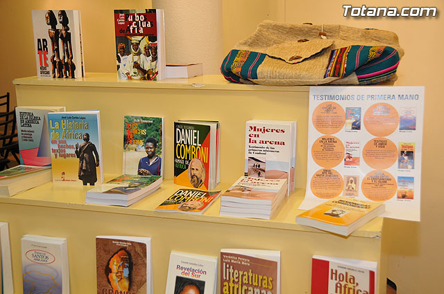 La concejal de Cultura inaugura la exposicin misionera y venta de artesana de las hermanas misioneras combonianas - 30