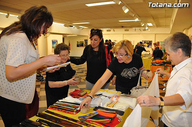 La concejal de Cultura inaugura la exposicin misionera y venta de artesana de las hermanas misioneras combonianas - 24