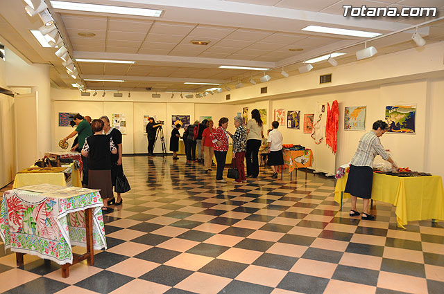 La concejal de Cultura inaugura la exposicin misionera y venta de artesana de las hermanas misioneras combonianas - 29