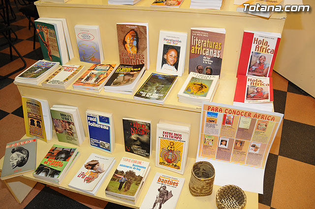 La concejal de Cultura inaugura la exposicin misionera y venta de artesana de las hermanas misioneras combonianas - 31