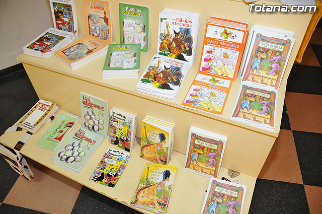 La concejal de Cultura inaugura la exposicin misionera y venta de artesana de las hermanas misioneras combonianas - 33