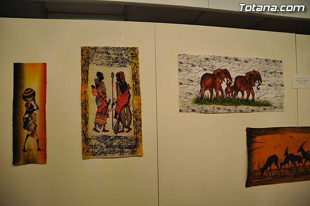 La concejal de Cultura inaugura la exposicin misionera y venta de artesana de las hermanas misioneras combonianas - 35