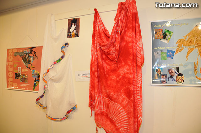 La concejal de Cultura inaugura la exposicin misionera y venta de artesana de las hermanas misioneras combonianas - 38