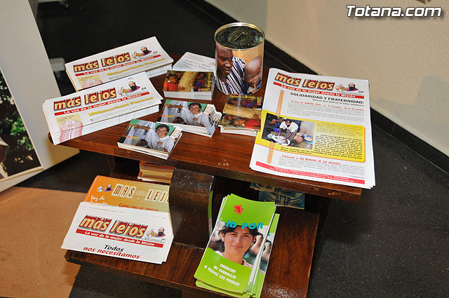 La concejal de Cultura inaugura la exposicin misionera y venta de artesana de las hermanas misioneras combonianas - 44