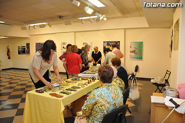 La concejal de Cultura inaugura la exposicin misionera y venta de artesana de las hermanas misioneras combonianas - 49