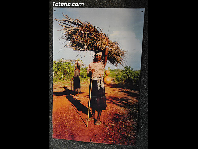 La concejal de Cultura inaugura la exposicin misionera y venta de artesana de las hermanas misioneras combonianas - 60
