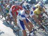 Jose Luis Ros, del Club Ciclista Santa, disputa el sprint y sube al podium en la carrera de las fiestas de Puente Tocinos 2009