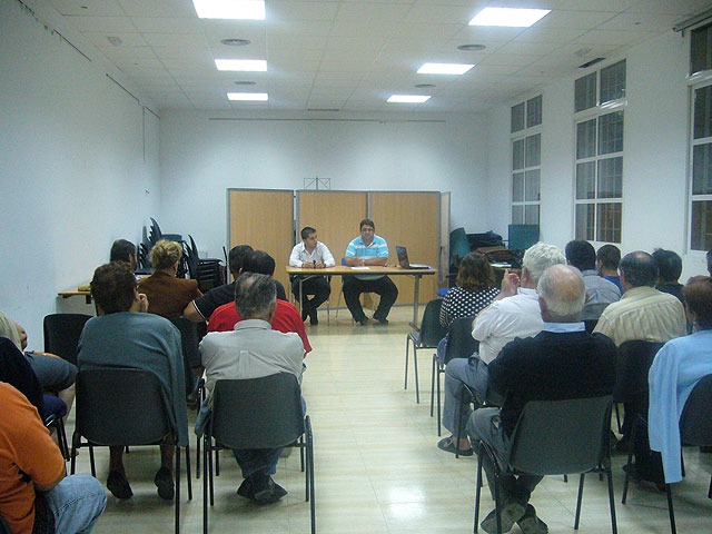 Autoridades municipales se reúnen con los vecinos del barrio Tirol-Camilleri, Foto 1