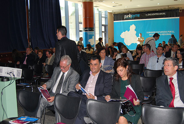 El alcalde de Totana y la concejal de Fomento y Empleo asisten al V Encuentro Anual de la Red Regional “PuntoPyme” - 1, Foto 1