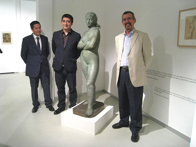 El director general de Bellas Artes y Bienes Culturales, Enrique Ujaldón, el consejero de Cultura y Turismo, Pedro Alberto Cruz, y el comisario de la muestra , Foto 1