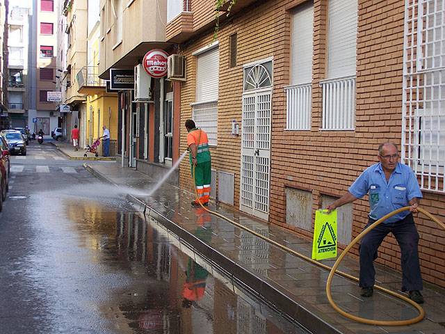 El concejalía de Limpieza amplía el servicio de baldeo manual de paseos, plazas y aceras - 1, Foto 1