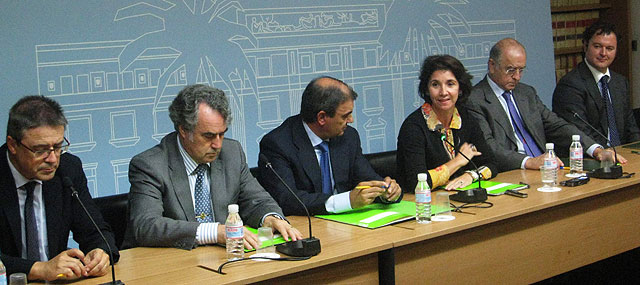 De izquierda a derecha, el director territorial de la CAM, Ildefonso Riquelme; el vicepresidente de la CAM, Ángel Martínez; el presidente de Ucomur, Juan Antonio Pedreño; la consejera de Economía y Hacienda y presidenta del Instituto de Crédito y Finanzas de la Región, Inmaculada García; el presidente de CajaMurcia, Carlos Egea y el director de área de La Caixa, Gerardo Cuartero, durante la firma del convenio para financiar las ayudas a las empresas de economía social, Foto 1