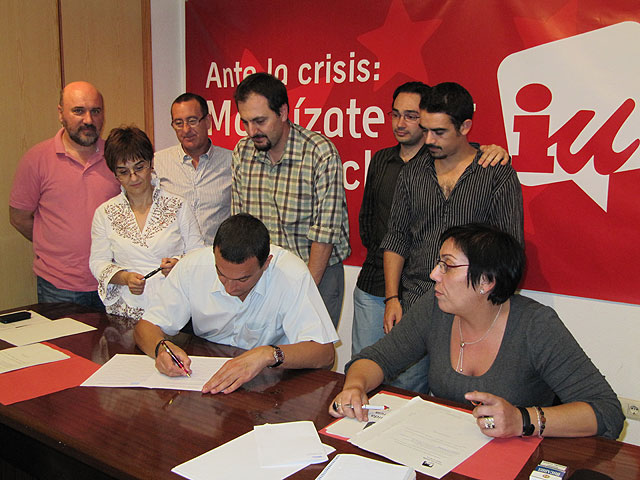 Fotografía de la reunión de la Comisión Ejecutiva de IU celebrada ayer. De izquierda a derecha: José Luis Álvarez-Castellanos; Esther Herguedas; Cayetano Jaime Moltó; José María Ortega; José Antonio Pujante; Roberto López; Chema Moreno y Lola Sánchez, Foto 1