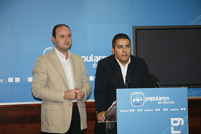 El secretario de Vivienda del PP, Joaquín Ruiz, y el diputado regional Jesús Cano, Foto 1