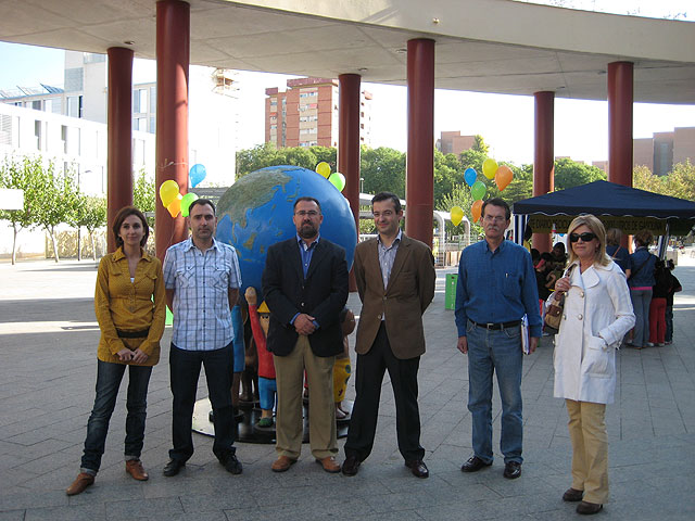 El director general de Patrimonio Natural y Biodiversidad, Pablo Fernández (el tercero por la izquierda), posa en la plaza de la Universidad junto con técnicos de su departamento y representantes de la Consejería de Educación, Foto 1