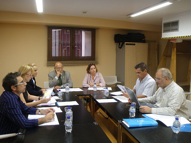 La directora general de Turismo, Marina García (3i), junto al alcalde de Cieza y presidente del Consorcio Turístico Desfiladero de Almadenes, Antonio Tamayo, y otros representantes del Instituto de Turismo de España, del Consorcio Turístico y del Ayuntamiento de Calasparra, Foto 1