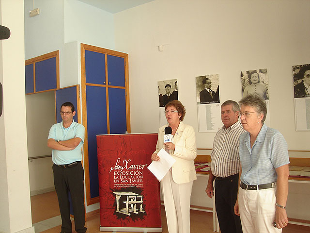 En la imagen aparece la alcaldesa acompañada por el archivero municipal y comisario de la exposición, Luis Lluch, y los concejales Antonio Garcerán y Mª Ángeles Chumillas, Foto 1