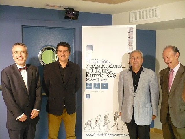 De izquierda a derecha, el director general del Libro, Archivo y Bibliotecas, Francisco Giménez, el consejero de Cultura y Turismo, Pedro Alberto Cruz, el director de la Feria Regional del Libro, José María Pozuelo, y el director de la Fundación Cajamurcia, José Moreno, Foto 1
