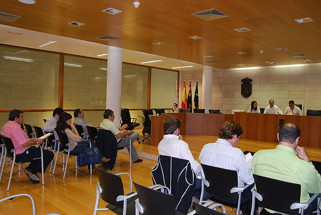 El Ayuntamiento establece nuevas líneas de colaboración con los responsables de las asesorías y gestorías fiscales del municipio, Foto 2