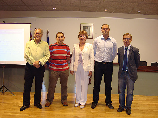 El director regional de la Agenda 21 Local, José Antonio Padilla, el vicepresidente del Foro San Javier 21, José Antonio Díaz, la alcaldesa de San Javier, Pepa García, el presidente del Foro, Alfonso BAños, y el concejal de Medio Ambiente, José Luis Espinosa, Foto 1