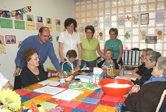 El Alcalde de Puerto Lumbreras en su visita a una de las asociaciones, ALDEA, que figura dentro de la red asociativa para fomentar la Accesibilidad Universal a discapacitados, en este caso, a personas de Alzheimer, Foto 1