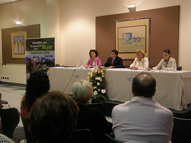 La directora del Instituto de la Mujer de la Región de Murcia, Teresa Moreno, durante su participación en las Jornadas sobre ‘El papel de la mujer en el desarrollo rural’ celebradas en Lorca con motivo del ‘Día Internacional de la Mujer Rural’, Foto 1